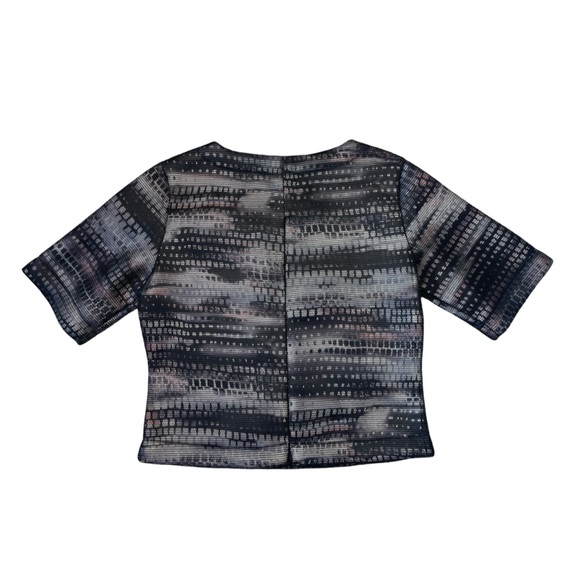 Tierra + Tutu Structured Abstract Black Gray Short Sleeve Cropped Top - J4 - Picture 2 of 7